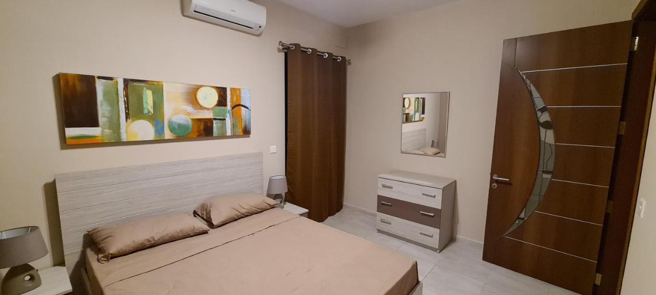 Large Apartment In Marsascala. Sleeps 6 Marsaskala Buitenkant foto